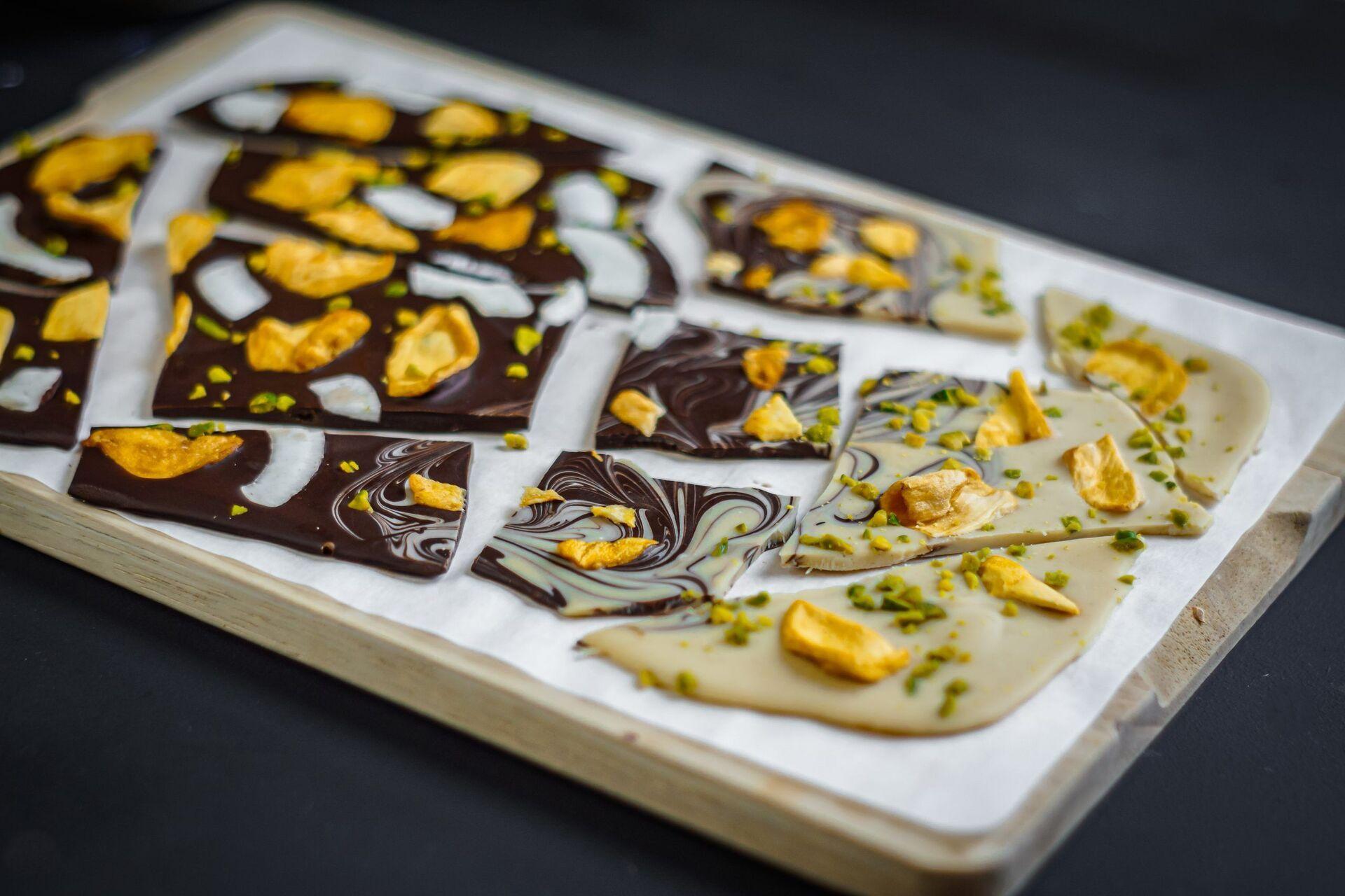 Easy Homemade Vegan Chocolate Bark with Jackfruit Chipscover