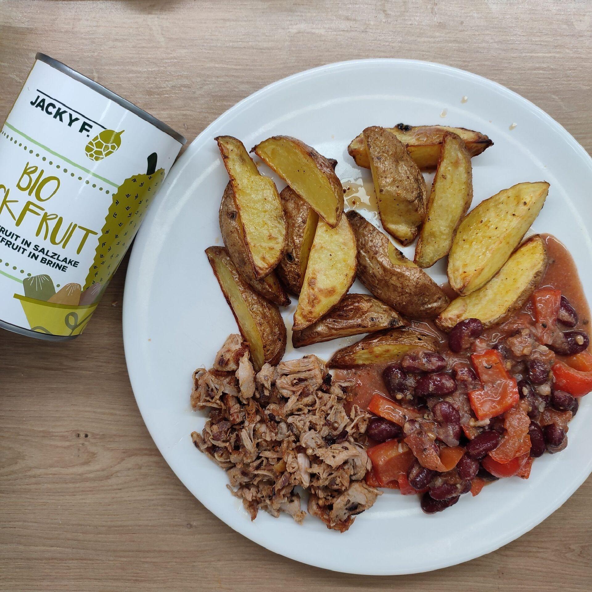Jackfruit s pečenými brambory a zeleninovou směsícover