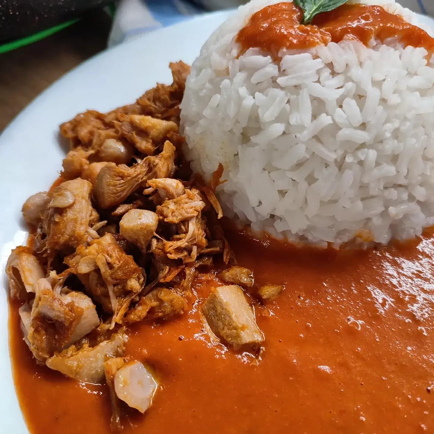 Ajvar omáčka s rýží a pečeným česnekovým jackfruitemcover