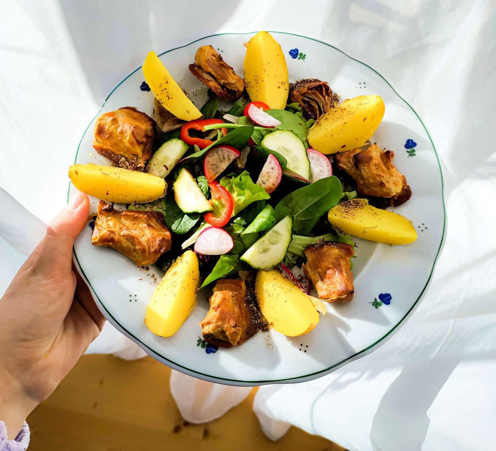 Jackfruit obalovaný v těstíčku, salátek a brambory ve slupce cover